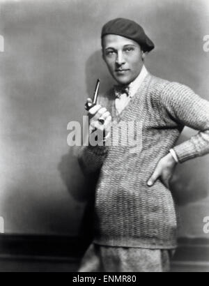 Acteurs et Actrices der italienischstämmige Rudolph Valentino (1895 - 1926), hier eine Pfeife rauchend in den 1920er Jahren. Banque D'Images