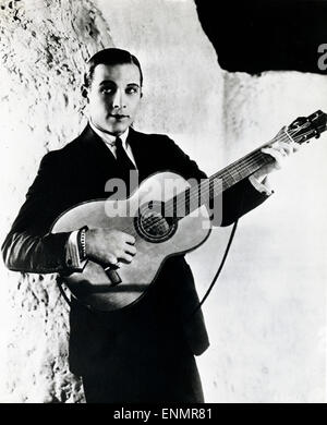 Acteurs et Actrices der italienischstämmige Rudolph Valentino (1895 - 1926), hier à spielend Gitarre den 1920er Jahren. Banque D'Images