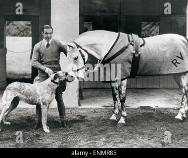 Acteurs et Actrices der italienischstämmige Rudolph Valentino (1895 - 1926), hier mit seinem Hund und seinem Pferd in den 1920er Jahren Banque D'Images