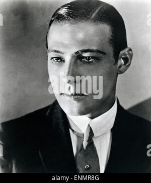 Acteurs et Actrices der italienischstämmige Rudolph Valentino (1895 - 1926), hier im Porträt in den 1920er Jahren. Banque D'Images