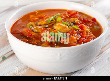 Bol de soupe de fruits de mer . Selective focus Banque D'Images