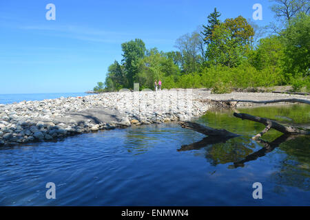 Sur le lac le lac Ontario sur une belle journée de printemps ensoleillée avec ciel bleu. Banque D'Images