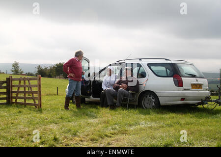 Les personnes qui prennent une pause à Egton dans Yorkshire du Nord Salon de l'agriculture Banque D'Images