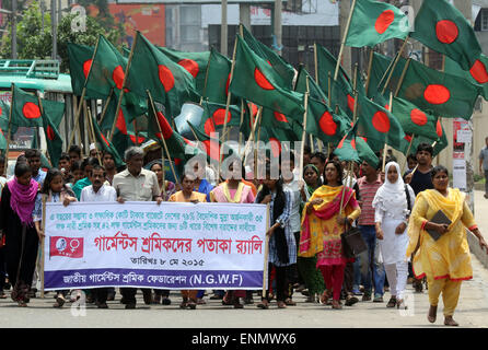 Dhaka, Bangladesh. 8 mai, 2015. La Fédération nationale des travailleurs des vêtements manifestent devant le National Press Club le vendredi exigeant d'allocations spéciales pour eux dans le budget national. Banque D'Images