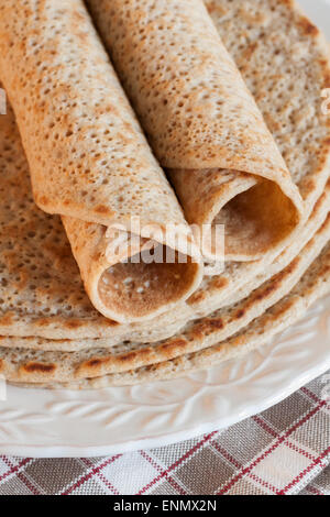 Staffordshire Oatcakes une délicieuse crêpe à la farine d'avoine et la levure. Banque D'Images