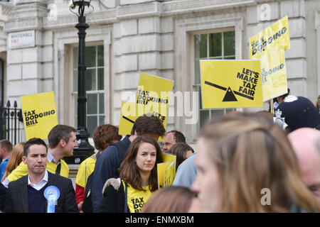 Downing Street, London, UK. 8e mai 2015. Une protestation contre l'évasion fiscale a lieu en dehors de Downing Street comme les conservateurs gagner l'élection générale. Crédit : Matthieu Chattle/Alamy Live News Banque D'Images