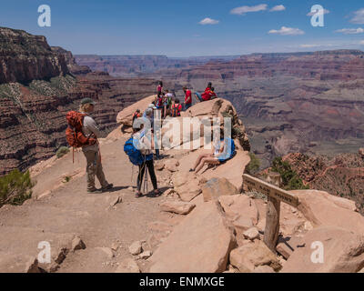 Randonneurs à Ooh Aah Point, South Kaibab Trail, le Parc National du Grand Canyon, Arizona. Banque D'Images