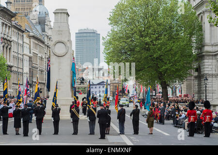 Londres, Royaume-Uni. 8 mai, 2015. Le service commémoratif à Whitehall assisté par le Prince Andrew, David Cameron, Nick Clegg et Ed Miliband. Le jour de la victoire en 70 commémorations - trois jours de manifestations à Londres et à travers le Royaume-Uni marquant anniversaire historique de fin de la Seconde Guerre mondiale en Europe. Crédit : Guy Bell/Alamy Live News Banque D'Images