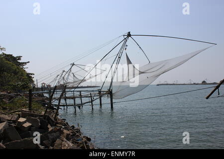 Filets de pêche chinois sur l'estran, près de la pointe nord de l'île de Vypeen. Banque D'Images