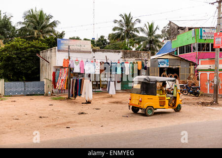 Un taxi pour les affaires sur le côté de la route à Tiruvannamalai. Banque D'Images