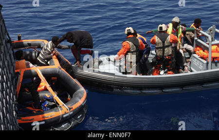 Document - les soldats sur la frégate Hessen sauvetage naufragés de la Méditerranée, 130 milles marins au large de l'île italienne de Lampedusa, 8 mai 2015. Dans leur premier déploiement en Méditerranée, Bundeswehr Marines avec deux navires naufragés sauvés autour de 430 réfugiés. Selon le commandement des opérations conjointes, la frégate 'Hessen' a eu environ 250 personnes à bord dans les eaux internationales, dont 30 femmes et 5 enfants. Les réfugiés avaient été voyager dans un bateau en bois, qui risquent de couler 50 kilomètres au large de la côte libyenne. PHOTO : Bundeswerhr/PAO Mittelmeer/dpa ( Banque D'Images