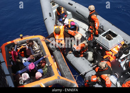 Document - les soldats sur la frégate Hessen sauvetage naufragés de la Méditerranée, 130 milles marins au large de l'île italienne de Lampedusa, 8 mai 2015. Dans leur premier déploiement en Méditerranée, Bundeswehr Marines avec deux navires naufragés sauvés autour de 430 réfugiés. Selon le commandement des opérations conjointes, la frégate 'Hessen' a eu environ 250 personnes à bord dans les eaux internationales, dont 30 femmes et 5 enfants. Les réfugiés avaient été voyager dans un bateau en bois, qui risquent de couler 50 kilomètres au large de la côte libyenne. PHOTO : Bundeswerhr/PAO Mittelmeer/dpa ( Banque D'Images