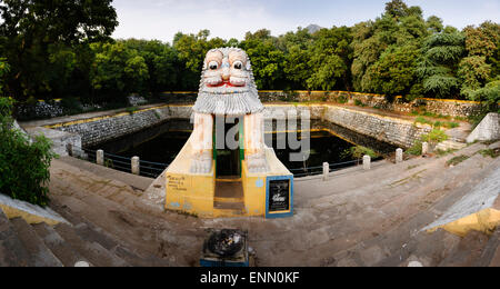 Un réservoir de sainte le long de l'itinéraire spirituel d'Arunchala Girivalam encerclant Hill à Tiruvannamalai. Banque D'Images