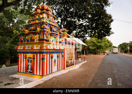 Un petit temple coloré le long de l'itinéraire spirituel d'Arunchala Girivalam encerclant Hill à Tiruvannamalai. Banque D'Images