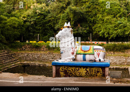 Un réservoir de sainte le long de l'itinéraire spirituel d'Arunchala Girivalam encerclant Hill à Tiruvannamalai. Banque D'Images