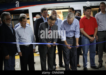 La ville de Panama, Panama. 8 mai, 2015. Le Conseil d'administration Président du Panama M Roberto Roy (3L) et Alvaro Aleman (3R), Ministre de la présidence, ont coupé le ruban lors de la cérémonie d'ouverture de la station d'El Ingenio la ligne de métro de Panama, à Panama City, capitale du Panama, le 8 mai 2015. La nouvelle station El Ingenio, l'une des 13 stations qui composent la ligne de métro de Panama, l'un situé dans le Nord de la tranchée, Métro a été inauguré le vendredi matin. © Mauricio Valenzuela/Xinhua/Alamy Live News Banque D'Images