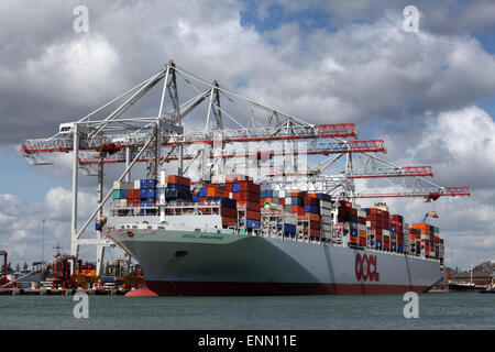 Porte-conteneurs OOCL Singapour photographié à Southampton docks du port de conteneurs Banque D'Images