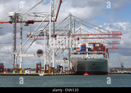 Porte-conteneurs OOCL Singapour photographié à Southampton docks du port de conteneurs Banque D'Images