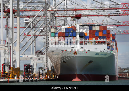 Porte-conteneurs OOCL Singapour photographié à Southampton docks du port de conteneurs Banque D'Images