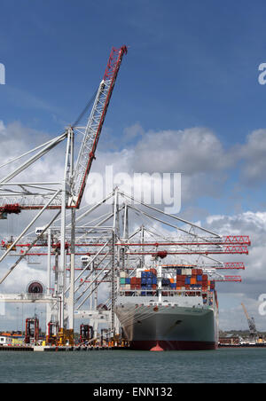 Porte-conteneurs OOCL Singapour photographié à Southampton docks du port de conteneurs Banque D'Images