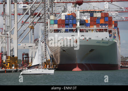 Porte-conteneurs OOCL Singapour photographié à Southampton docks du port de conteneurs Banque D'Images