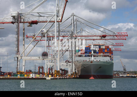 Porte-conteneurs OOCL Singapour photographié à Southampton docks du port de conteneurs Banque D'Images