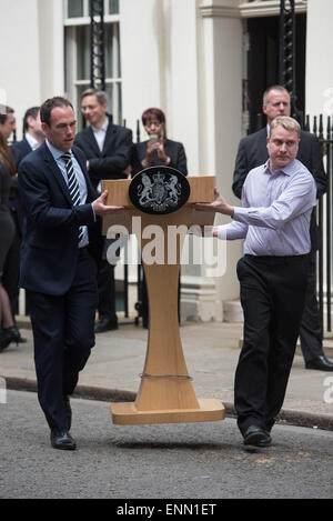 Londres, Royaume-Uni. Le 08 mai, 2015. Un pupitre est effectué vers 10 Downing Street avant que le premier ministre discours post-électorale, le vendredi 8 mai 2015. Credit : Heloise/Alamy Live News Banque D'Images