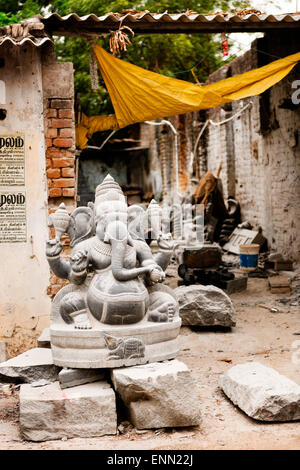 Ganesha - Dieu de la sagesse, des connaissances et de nouveaux départs - à un atelier de taille de pierre à Mamallapuram. Banque D'Images