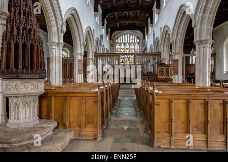 Royaume-uni, Angleterre, Ewelme. La Vierge Marie, l'église du 15ème siècle. Fonts baptismaux et couvercle en bois sculpté sur la gauche. Banque D'Images