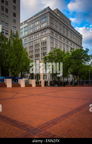 Pioneer Courthouse Square et des bâtiments dans le centre-ville de Portland, Oregon. Banque D'Images