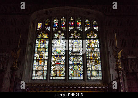 Royaume-uni, Angleterre, Ewelme. L'église Sainte Marie la Vierge. Fenêtre, des fragments de vitraux médiévaux, au-dessus de Autel de Saint Jean Baptiste. Banque D'Images