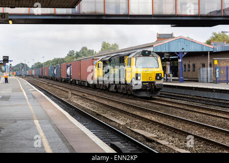 Royaume-uni, Angleterre, Oxford. Train de fret en passant par Oxford Station. Banque D'Images