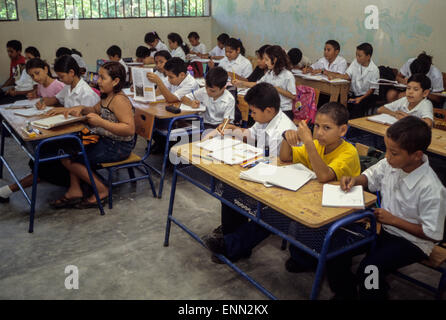 Le Honduras, El Naranjal. Les élèves de cinquième année de classe. Banque D'Images