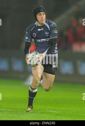 Swansea, Pays de Galles, Royaume-Uni. Le 08 mai, 2015. Guinness Pro12, le rugby, le Balbuzard contre Glasgow. Les balbuzards Sam Davies fait une pause. Credit : Action Plus Sport/Alamy Live News Banque D'Images