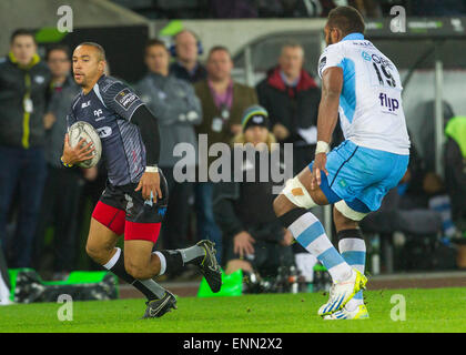 Swansea, Pays de Galles, Royaume-Uni. Le 08 mai, 2015. Guinness Pro12, le rugby, le Balbuzard contre Glasgow. Les balbuzards Eli Walker lance une attaque. Credit : Action Plus Sport/Alamy Live News Banque D'Images