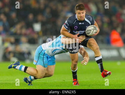 Swansea, Pays de Galles, Royaume-Uni. Le 08 mai, 2015. Guinness Pro12, le rugby, le Balbuzard contre Glasgow. Les balbuzards Rhys Webb est abordé. Credit : Action Plus Sport/Alamy Live News Banque D'Images