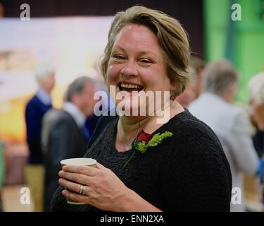 Dorchester, Dorset, UK. 8 mai 2015. Rachel Roberts (travail) pendant le décompte pour l'Ouest Dorset élections parlementaires. Oliver Letwin (Conservateur) a ensuite conclu West Dorset avec une majorité accrue. Crédit : Tom Jura/Alamy Live News Banque D'Images