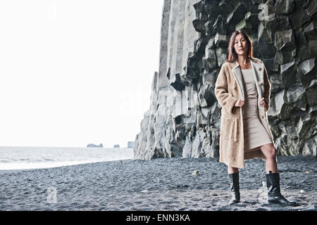 Korean woman standing in grotte de basalte Banque D'Images