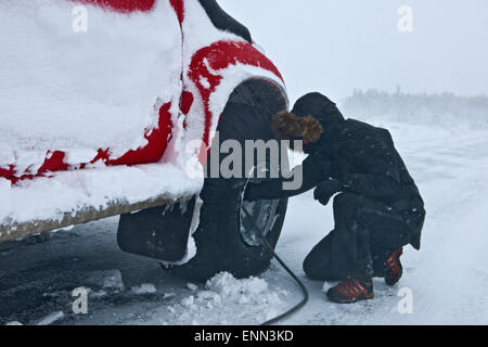 De regonfler les pneus d'un 4x4 pick up truck close à Laugar en Islande du nord Banque D'Images