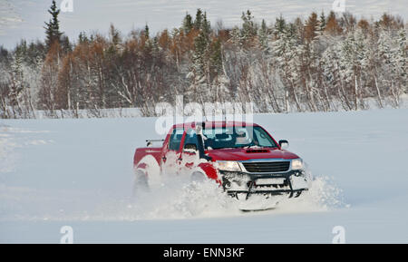Le sur mesure 4x4 pick up Truck dans la neige profonde à proximité de Laugar en Islande du nord Banque D'Images