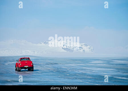 Islandais sur mesure 4x4 pick up truck conduite sur une pente de glace sur le glacier Breidamerkurjokull, qui est une partie de la glacier de Vatnajokull Banque D'Images