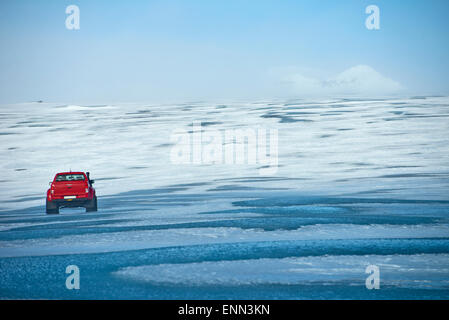 Islandais sur mesure 4x4 pick up truck conduite sur une pente de glace sur le glacier Breidamerkurjokull, qui est une partie de la glacier de Vatnajokull Banque D'Images