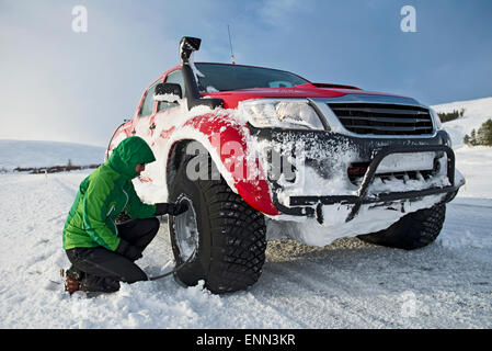 De regonfler les pneus d'un 4x4 pick up truck close à Laugar en Islande du nord Banque D'Images