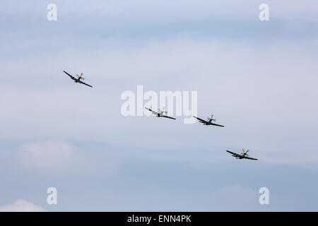 Washington, DC, USA. 8 mai, 2015. Quatre avions de chasse P-51 Mustang volent au-dessus de Washington, DC, le 8 mai 2015, au cours de la ''Arsenal de la démocratie'' air show sur Washington, DC, le 8 mai 2015. Cinquante-deuxième guerre mondiale ère avions ont volé au-dessus de la capitale dans des formations pour marquer le 70e anniversaire de la fin de la Seconde Guerre mondiale 2. Credit : Bill Putnam/ZUMA/ZUMAPRESS.com/Alamy fil Live News Banque D'Images