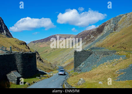 Voiture sur Honister Pass (B5289), parc national du Lake District, Cumbria, Angleterre Banque D'Images