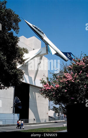 Un Lockheed F-104 Starfighter jet supersonique avion est monté sur le côté de la Fondation Galerie de croquis et de l'espace aérien des expositions au California Science Center à Los Angeles, Californie, USA. L'Armée de l'air acquis environ 300 chasseurs à la suite de la F-104's premier vol en 1954. Il a été le premier avion à voler à deux fois la vitesse du son et définir un record du monde de vitesse de 1 404 km/h en 1959. Qui a été suivie un an plus tard par un record mondial d'altitude de 103 395 pieds. Le bâtiment de 1984 qui prend en charge l'avion est d'abord les grands travaux publics par l'architecte Frank Gehry. Banque D'Images