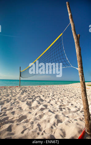 Deux bâtons bruts brandis un filet de volley-ball de plage mise en place à côté de l'océan sur la plage de Playa La Jaula, Cayo Coco, Cuba. Banque D'Images