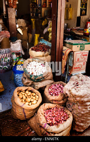 Un magasin de vente en gros de produits alimentaires dans la vieille ville de Fort Kochi. Banque D'Images