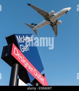 Un avion de Westjet Airlines Boeing 737 monte au-dessus du centre commercial McArthurGlen Designer Outlet à l'Aéroport International de Vancouver. Banque D'Images