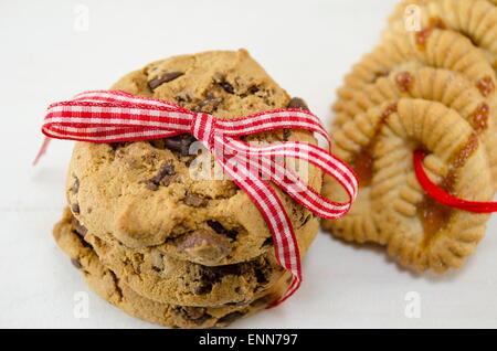 Chocolate Chip cookies attachées ensemble avec un ruban rouge sur blanc Banque D'Images
